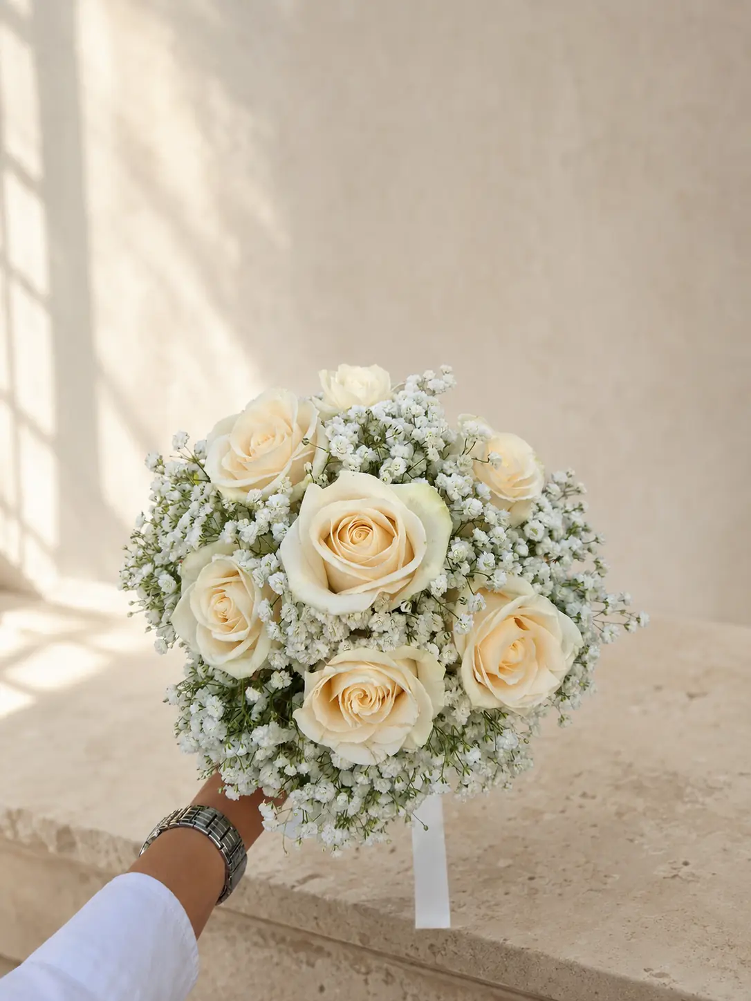 Buchet rotund din trandafiri albi și gypsophila