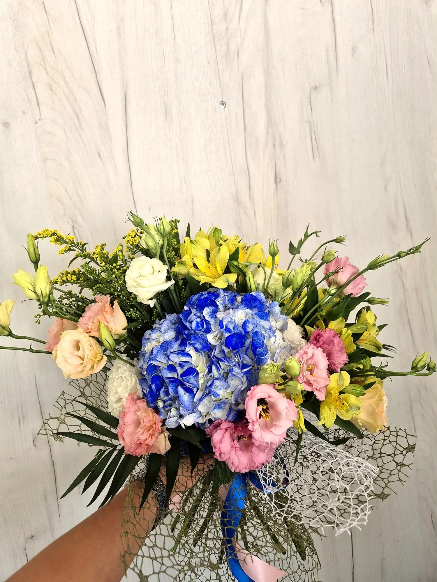 Buchet cu hortensie albastră și flori pastel