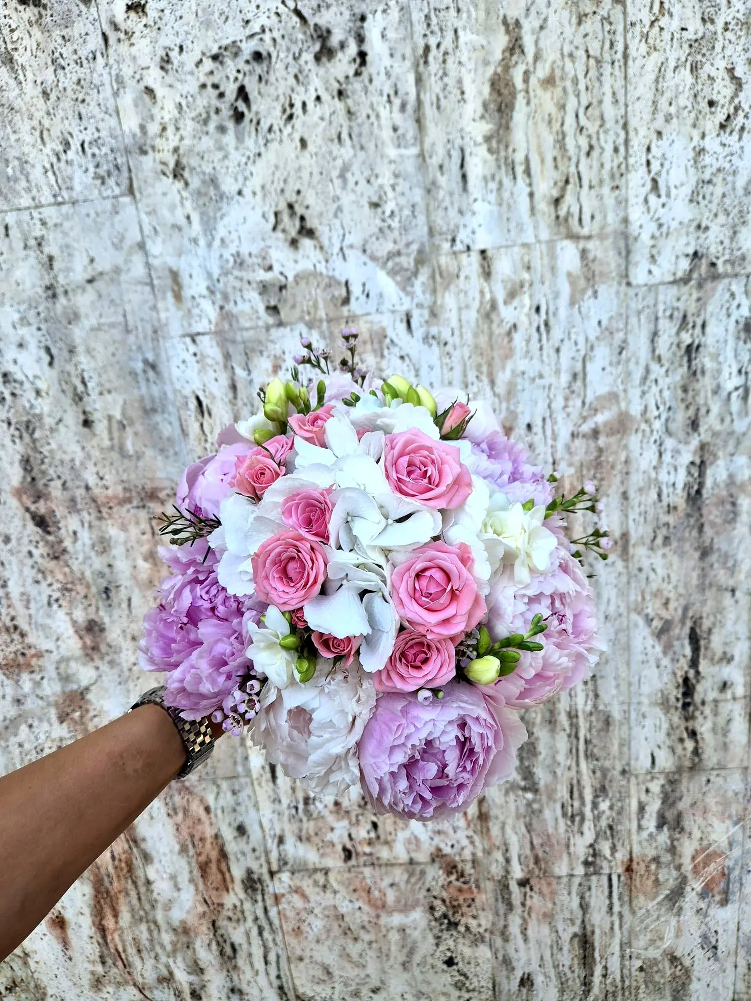 Buchet de mireasă cu trandafiri și flori roz