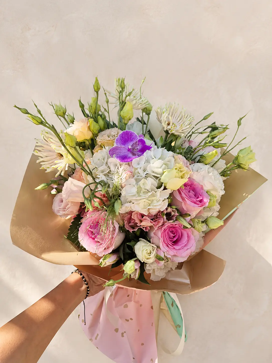Buchet pastel cu orhidee și trandafiri, realizat de FloroSenti