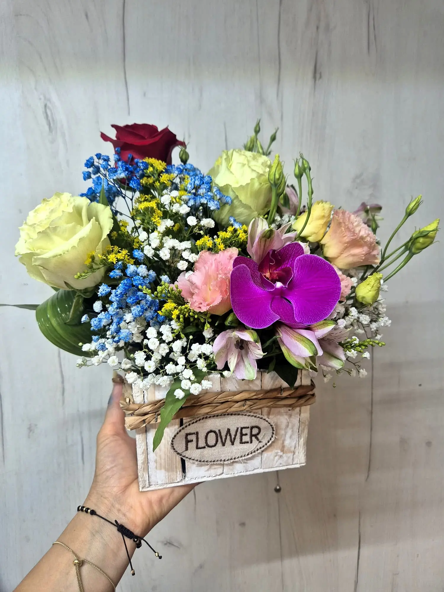 Cutie florală pastel cu flori roz, albastre și mov